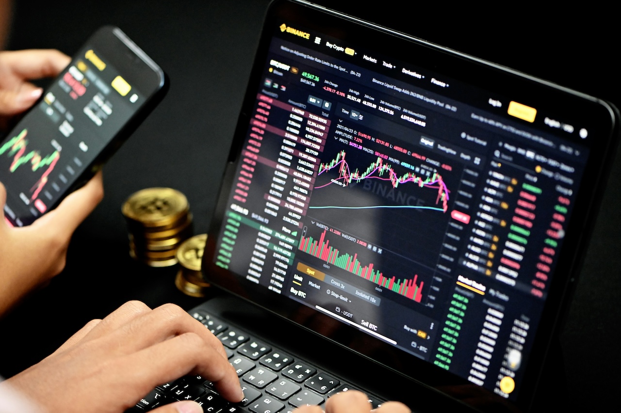 Mercados financieros hoy: Wall Street, petróleo y dólar arrancan semana bajo presión geopolítica